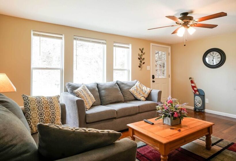 Sevierville Home W/ Hot Tub ~ 4 Mi To Dollywood!