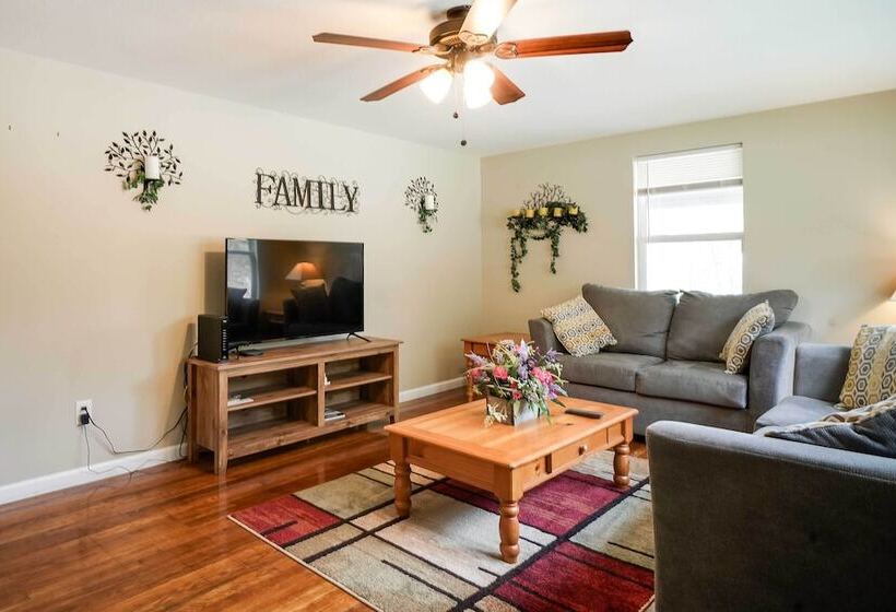 Sevierville Home W/ Hot Tub ~ 4 Mi To Dollywood!