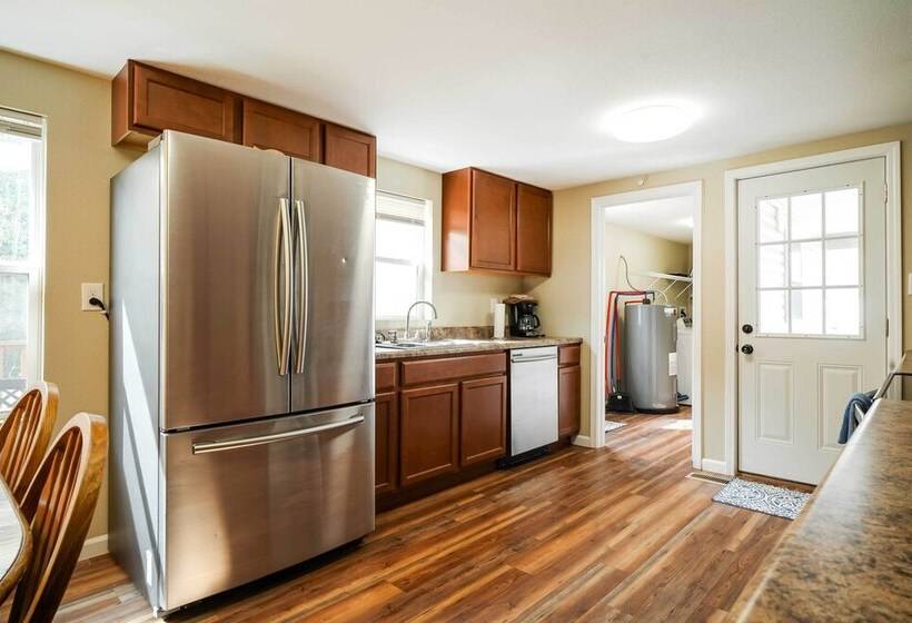 Sevierville Home W/ Hot Tub ~ 4 Mi To Dollywood!