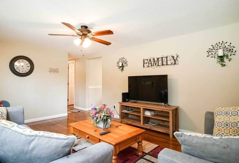 Sevierville Home W/ Hot Tub ~ 4 Mi To Dollywood!