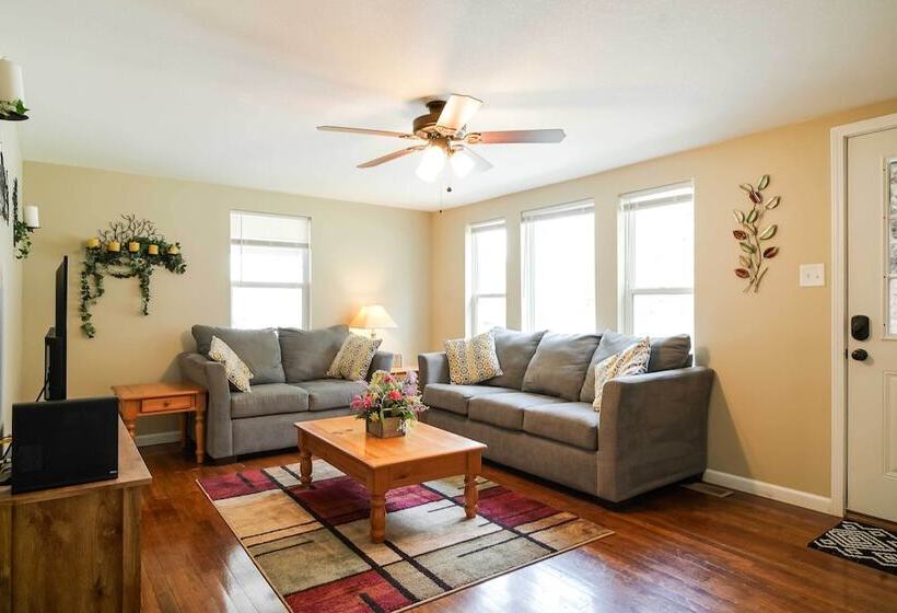 Sevierville Home W/ Hot Tub ~ 4 Mi To Dollywood!