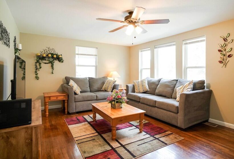 Sevierville Home W/ Hot Tub ~ 4 Mi To Dollywood!