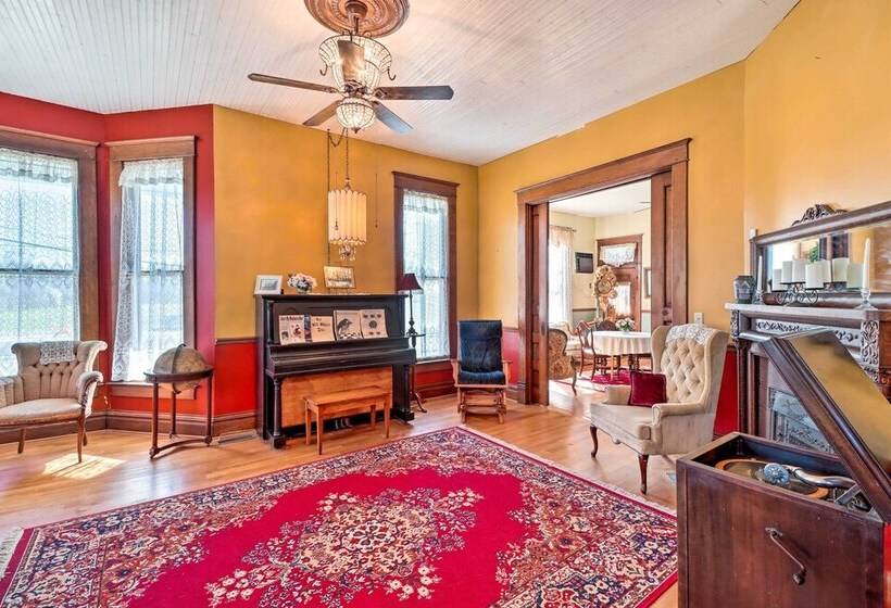 Creekfront Yellville Manor W/ Parlors & Fire Pit!