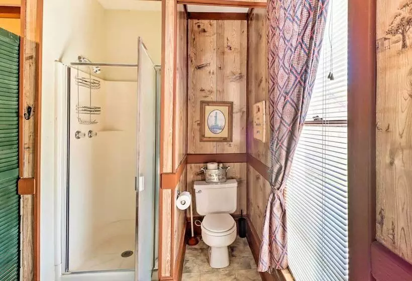 Creekfront Yellville Manor W/ Parlors & Fire Pit!