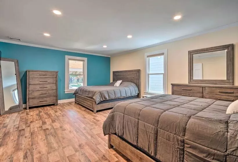 Downtown Retreat W/ Grill, Fire Pit & Wet Bar