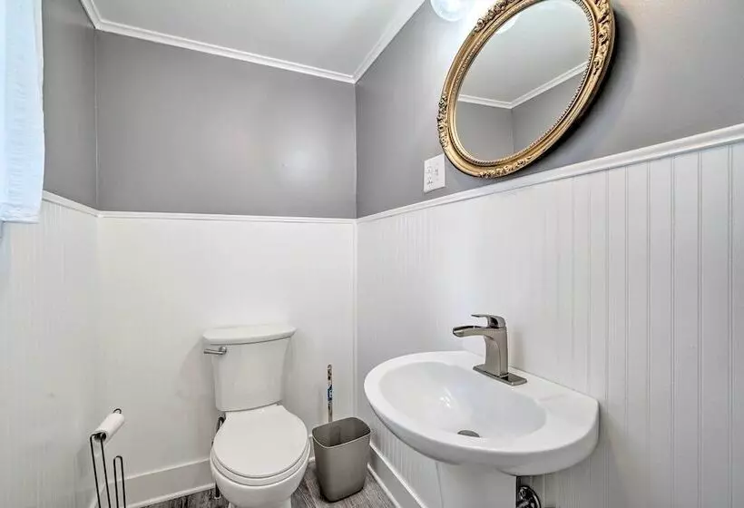 Downtown Retreat W/ Grill, Fire Pit & Wet Bar