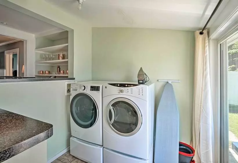 Downtown Retreat W/ Grill, Fire Pit & Wet Bar