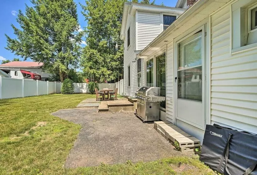 Downtown Retreat W/ Grill, Fire Pit & Wet Bar