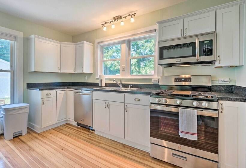 Downtown Retreat W/ Grill, Fire Pit & Wet Bar