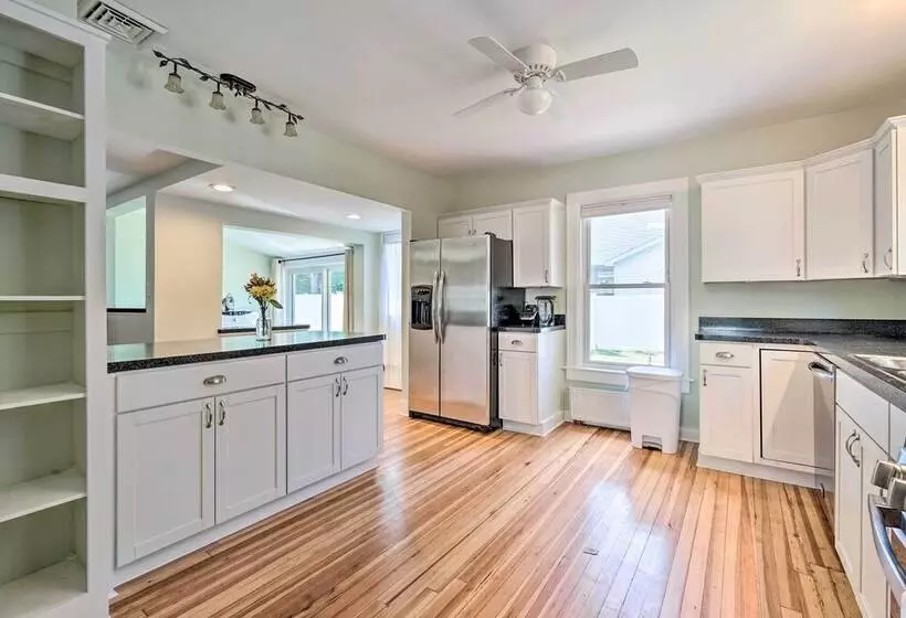 Downtown Retreat W/ Grill, Fire Pit & Wet Bar