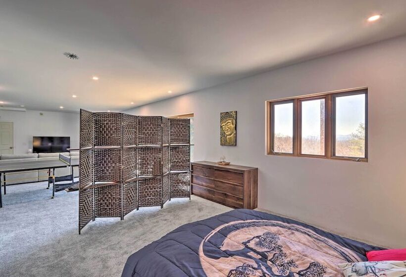 Expansive Murphy Retreat W/ Mountain Views!