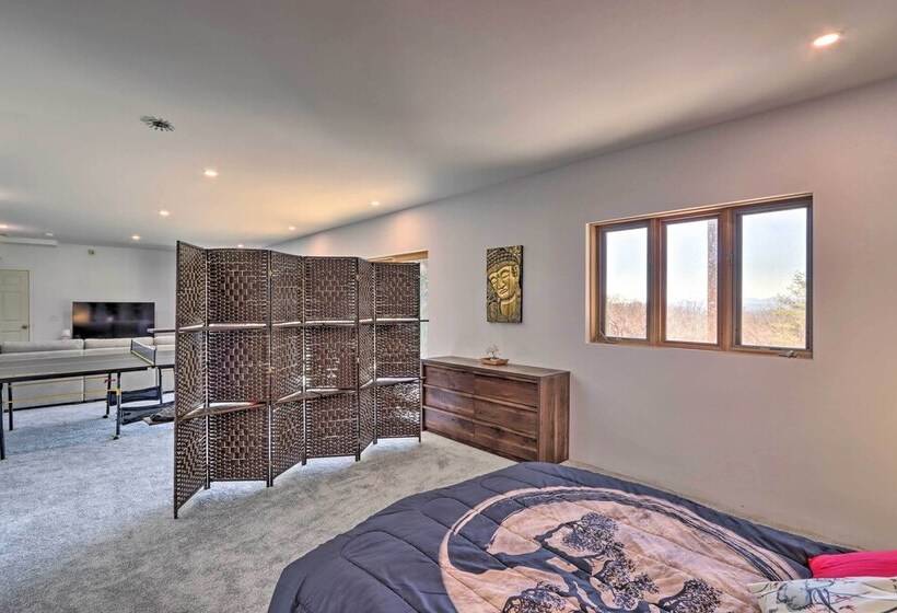 Expansive Murphy Retreat W/ Mountain Views!