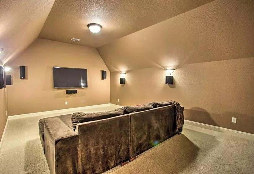 4 Mi To Grapevine Lake: Texas Home W/ Media Room