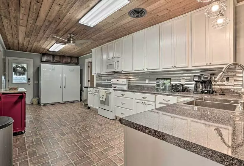 Ferriday Lakehouse W/ Private Dock, Deck, & Yard!