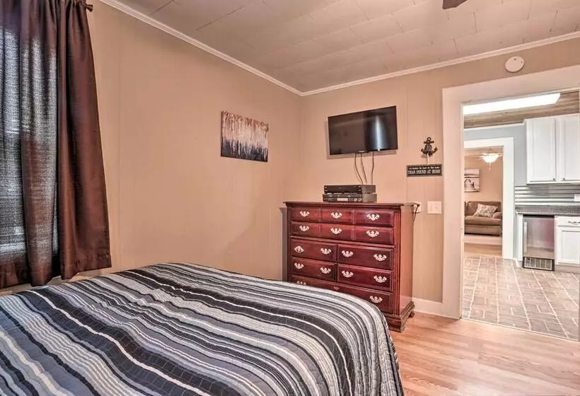 Ferriday Lakehouse W/ Private Dock, Deck, & Yard!