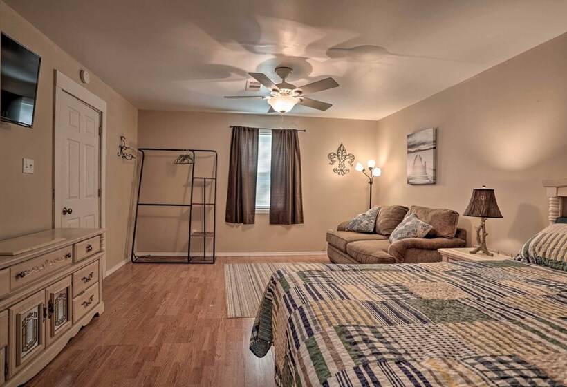 Ferriday Lakehouse W/ Private Dock, Deck, & Yard!