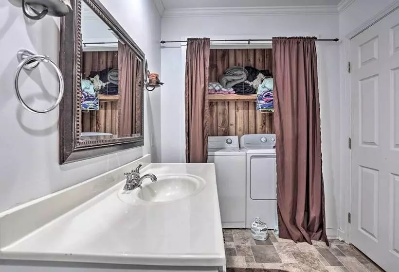 Ferriday Lakehouse W/ Private Dock, Deck, & Yard!