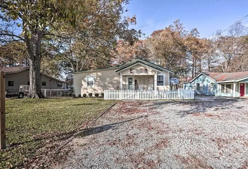 Ferriday Lakehouse W/ Private Dock, Deck, & Yard!