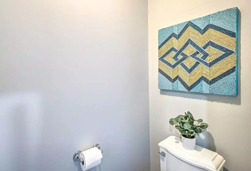 Hot Tub + Walk To Lakeside Dining: Meredith Home!