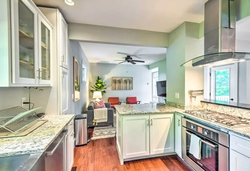 Hot Tub + Walk To Lakeside Dining: Meredith Home!