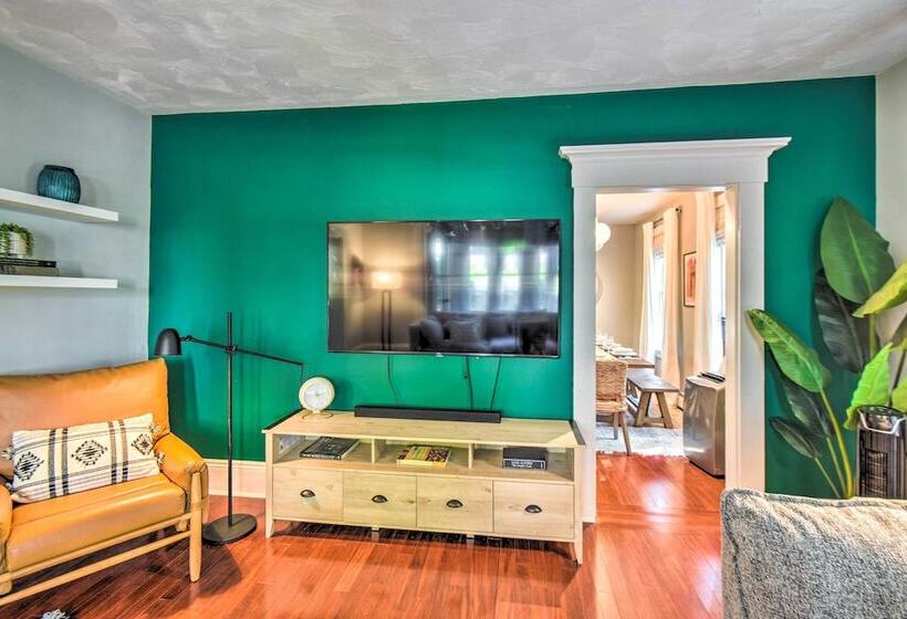 Hot Tub + Walk To Lakeside Dining: Meredith Home!