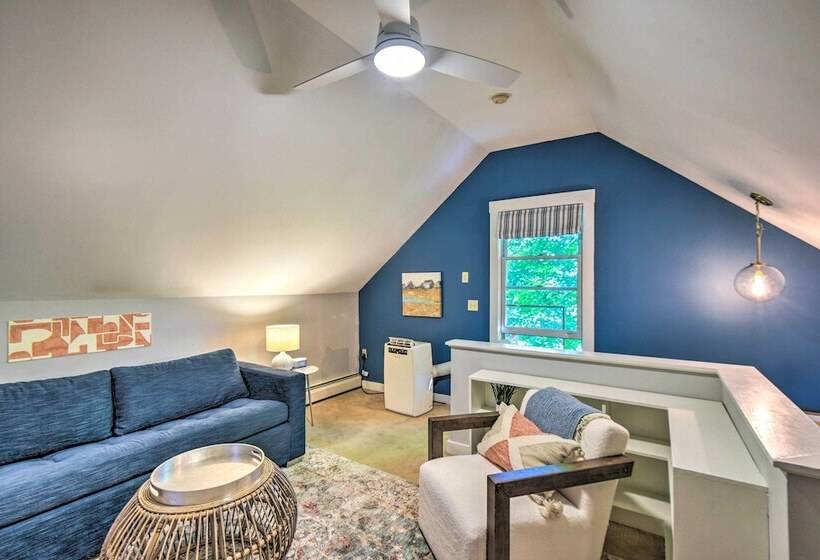 Hot Tub + Walk To Lakeside Dining: Meredith Home!