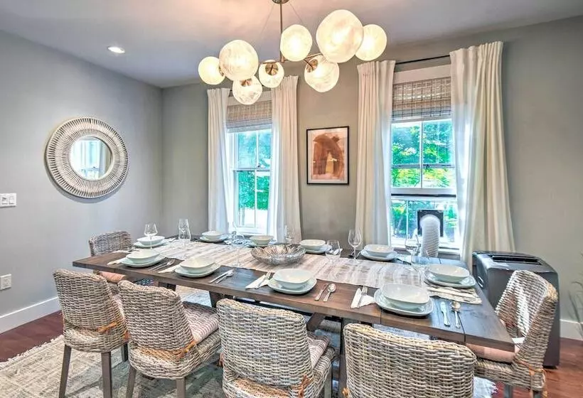 Hot Tub + Walk To Lakeside Dining: Meredith Home!