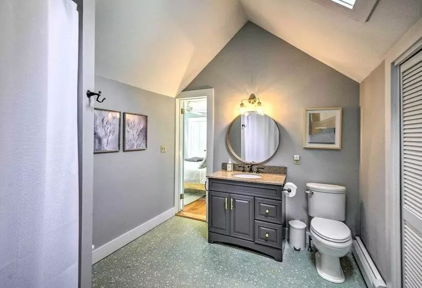 Hot Tub + Walk To Lakeside Dining: Meredith Home!