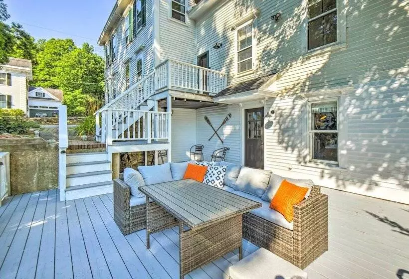 Hot Tub + Walk To Lakeside Dining: Meredith Home!