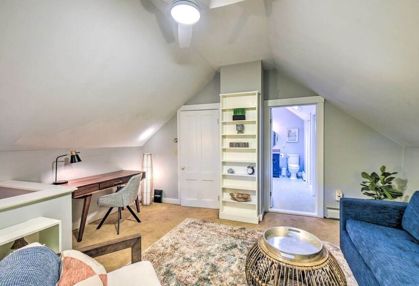 Hot Tub + Walk To Lakeside Dining: Meredith Home!