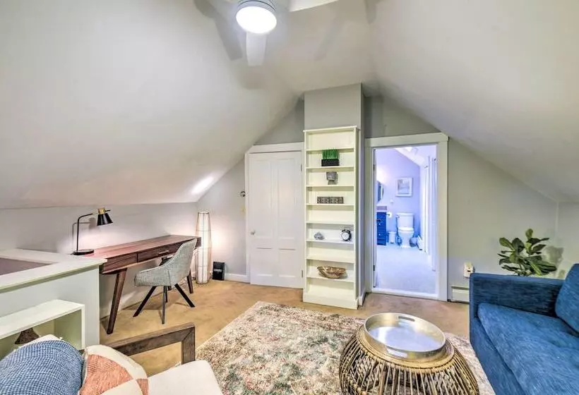 Hot Tub + Walk To Lakeside Dining: Meredith Home!