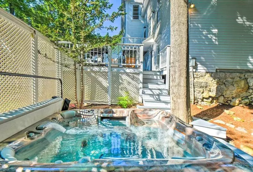 Hot Tub + Walk To Lakeside Dining: Meredith Home!