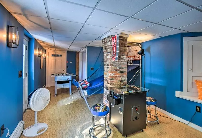 Hot Tub + Walk To Lakeside Dining: Meredith Home!