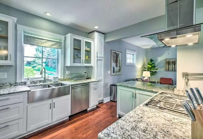 Hot Tub + Walk To Lakeside Dining: Meredith Home!