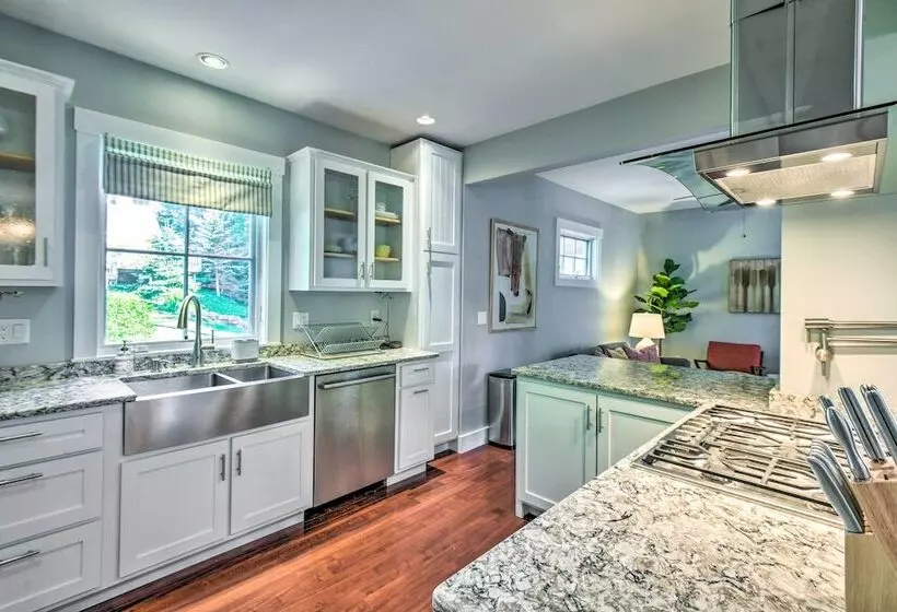 Hot Tub + Walk To Lakeside Dining: Meredith Home!