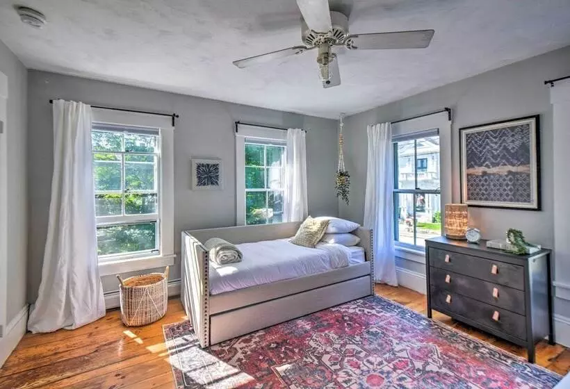 Hot Tub + Walk To Lakeside Dining: Meredith Home!