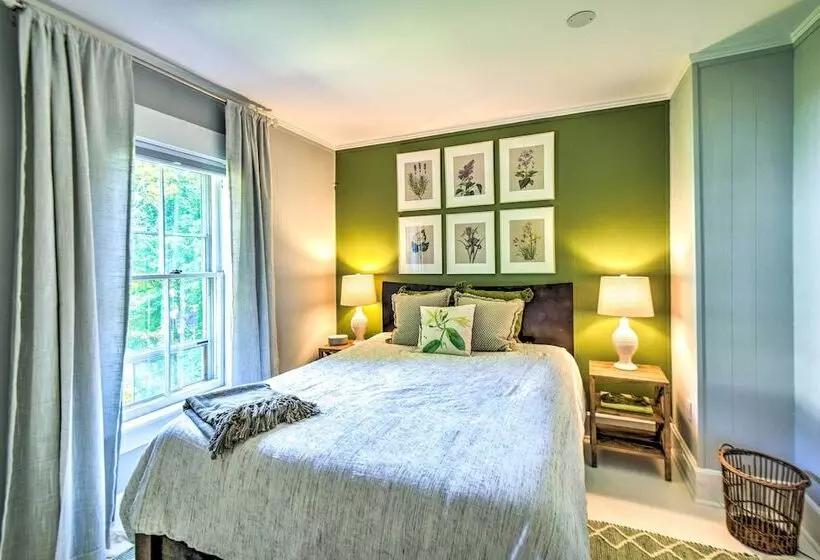 Hot Tub + Walk To Lakeside Dining: Meredith Home!