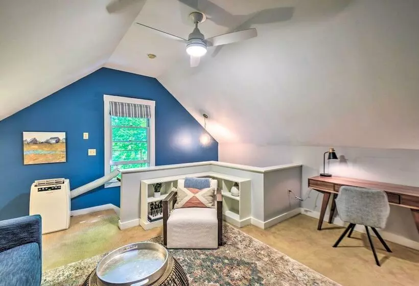 Hot Tub + Walk To Lakeside Dining: Meredith Home!