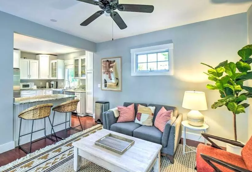 Hot Tub + Walk To Lakeside Dining: Meredith Home!