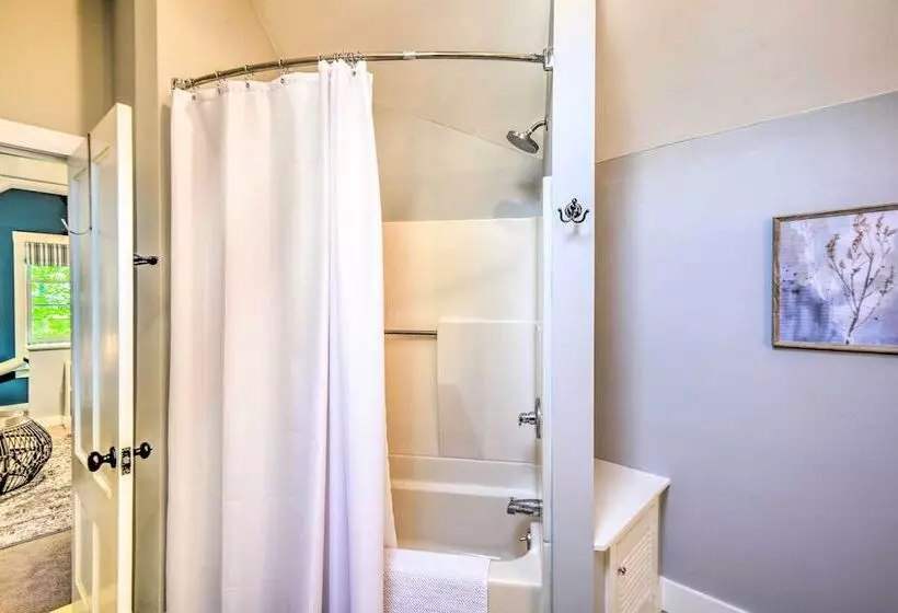 Hot Tub + Walk To Lakeside Dining: Meredith Home!