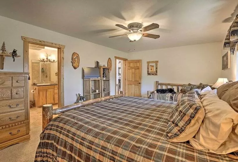 Deck, Bar & Mtn Views: Grand Granby Retreat!