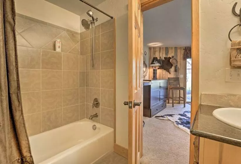 Deck, Bar & Mtn Views: Grand Granby Retreat!