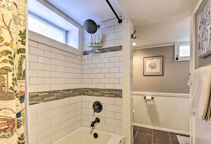 Inviting A Frame Cabin W/ Saltwater Hot Tub!