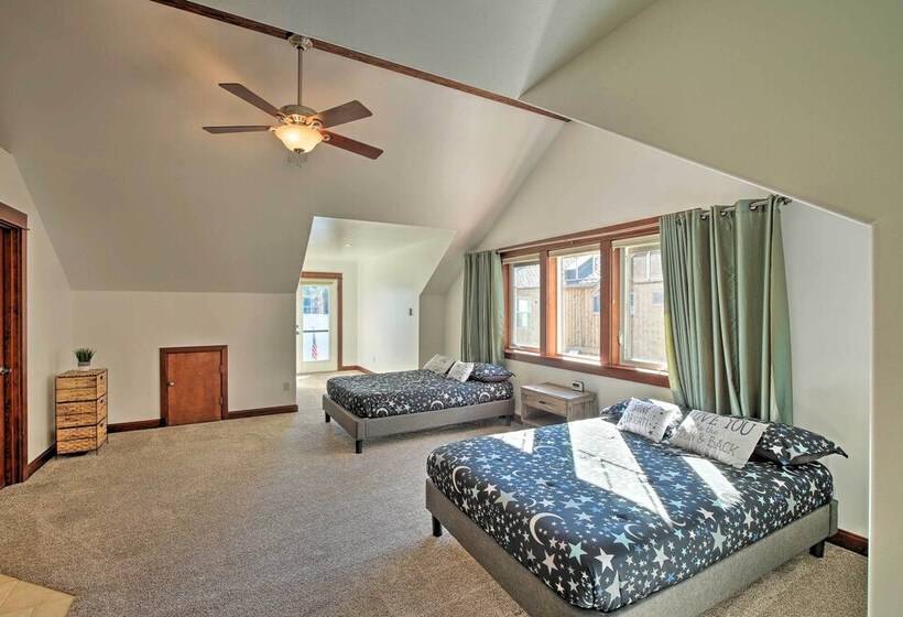 Lake Lovers Oasis: Hot Tub & Mt Rainier View!