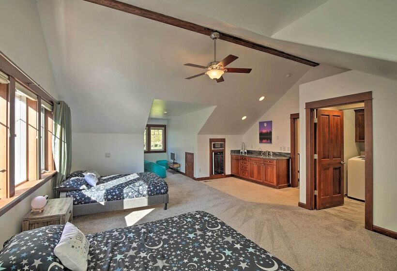 Lake Lovers Oasis: Hot Tub & Mt Rainier View!