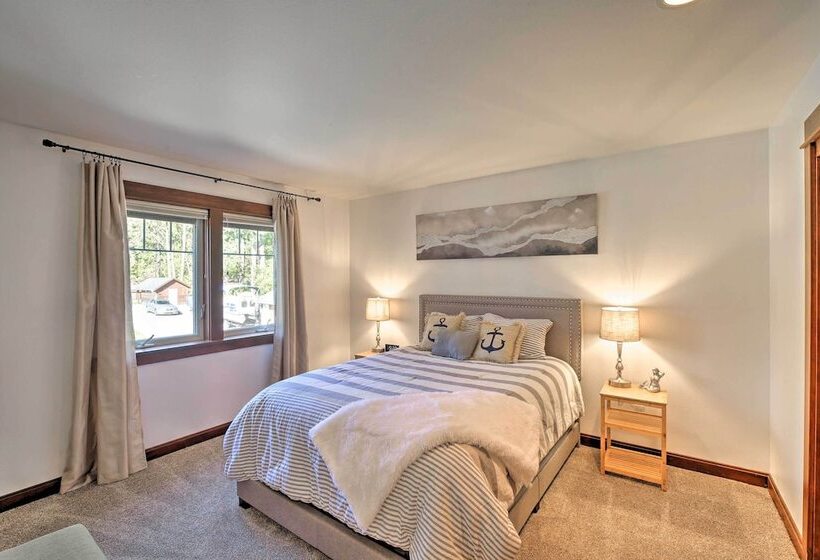 Lake Lovers Oasis: Hot Tub & Mt Rainier View!