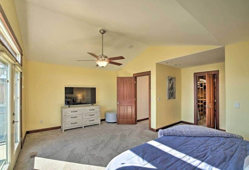 Lake Lovers Oasis: Hot Tub & Mt Rainier View!