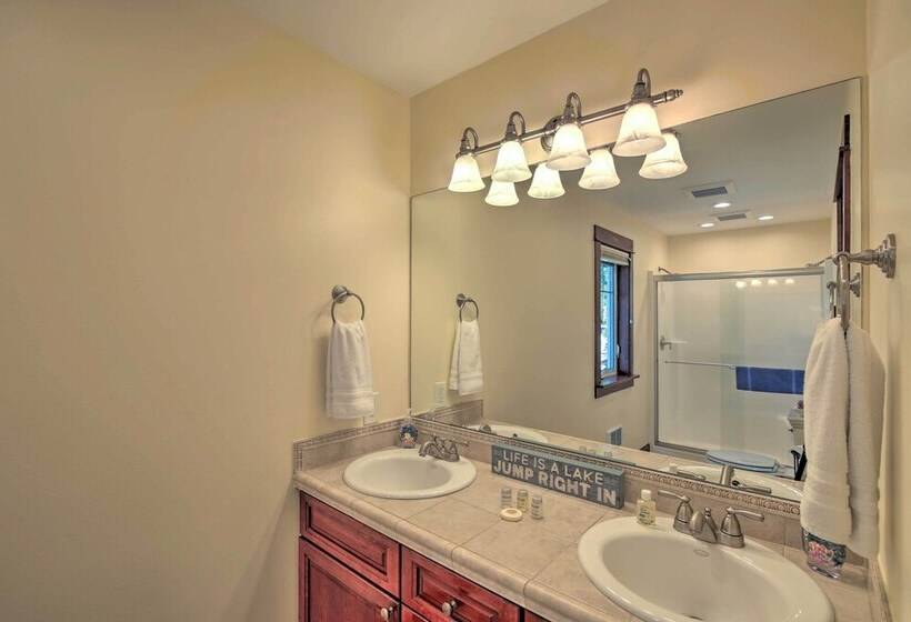 Lake Lovers Oasis: Hot Tub & Mt Rainier View!