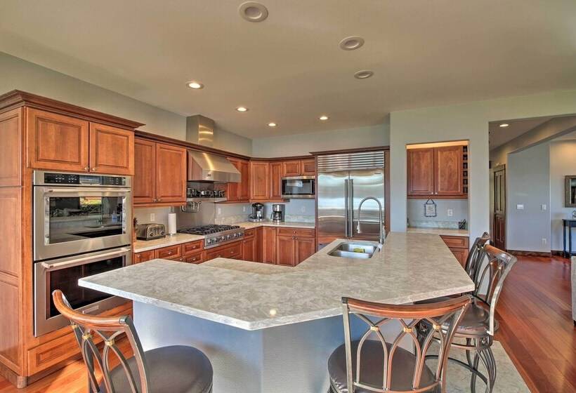 Lake Lovers Oasis: Hot Tub & Mt Rainier View!