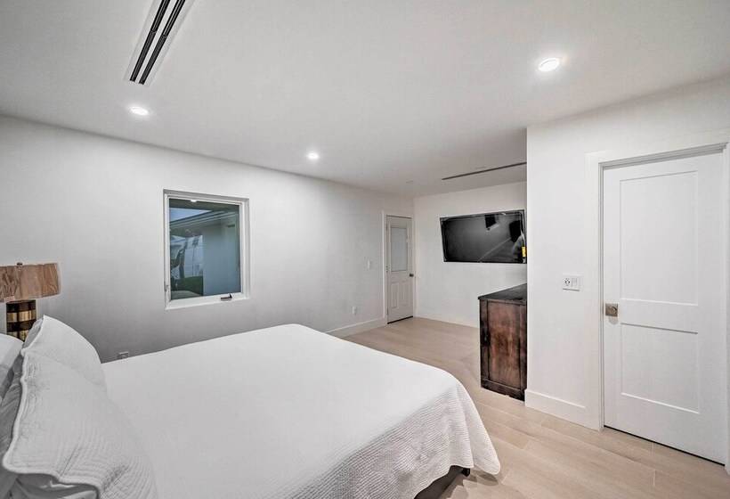 Lakefront House: Hot Tub & Golf Course Views!